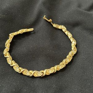 Gold bracelet with “xo” design Very secure clasp